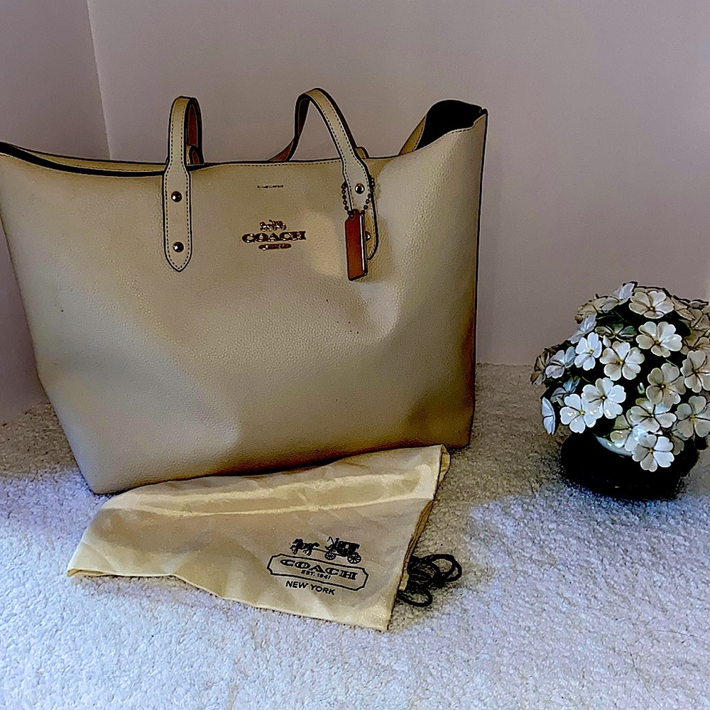 💕💕💕💕 Coach Cream Tote Bag